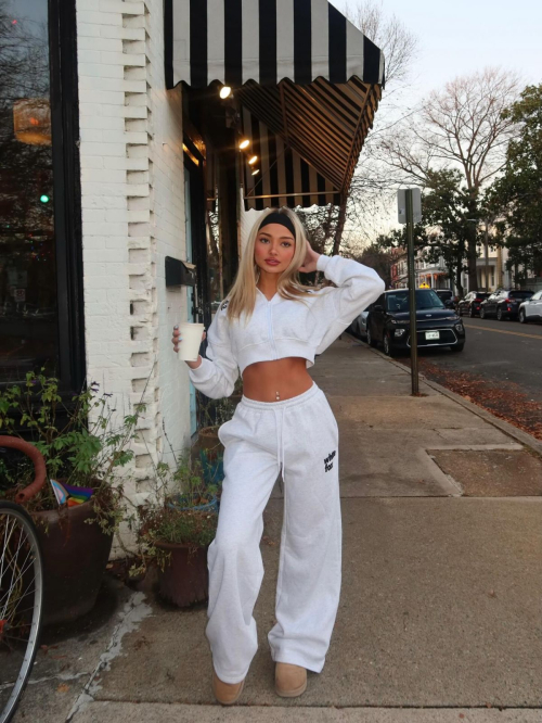 Ava Alfaro Posts Trendy Instagram Photos, December 2025 3