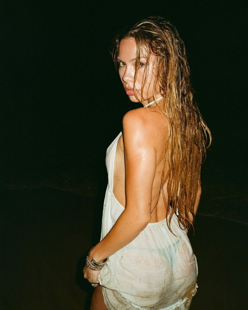 Bella Shepard Posts New Instagram Photos, December 2025 2