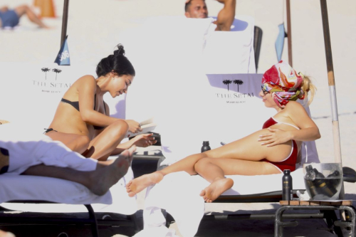 Chantel Jeffries and Friend Enjoy Beach Day in Miami, December 2025 1