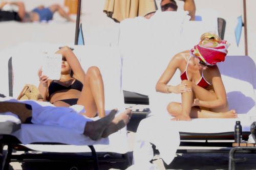 Chantel Jeffries and Friend Enjoy Beach Day in Miami, December 2025 5