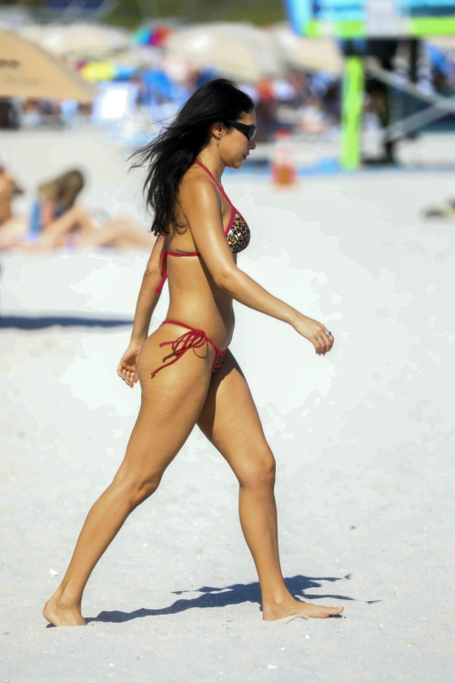 Chantel Jeffries Stuns in Bikini on Miami Beach, December 2025 2