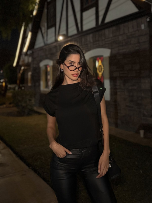 Claudia Coria Posts Fresh Instagram Photos, November 2025 12