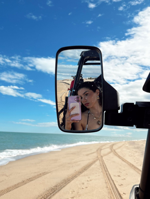 Claudia Coria Posts Fresh Instagram Photos, November 2025 1