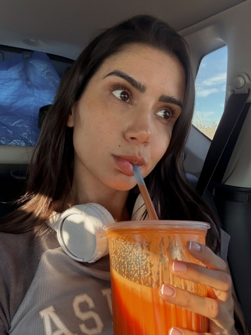 Claudia Coria Posts Fresh Instagram Photos, November 2025 2