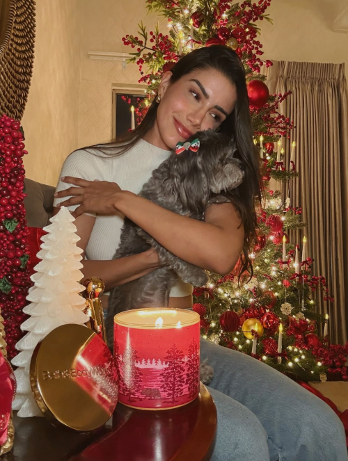 Claudia Coria Posts Fresh Instagram Photos, November 2025 8