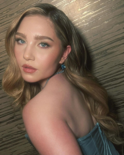 Ella Anderson Posts Fresh Instagram Photos, December 2025 1