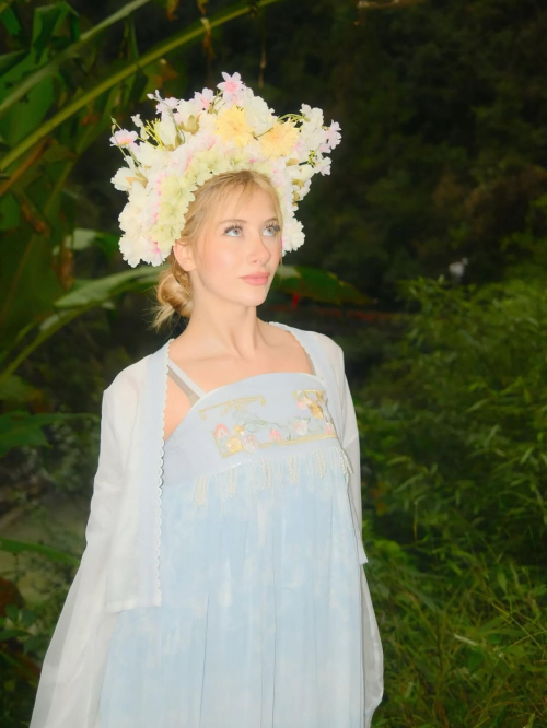 Elliana Walmsley Shares New Instagram Photos, December 2025