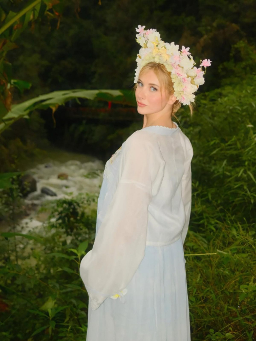 Elliana Walmsley Shares New Instagram Photos, December 2025 2