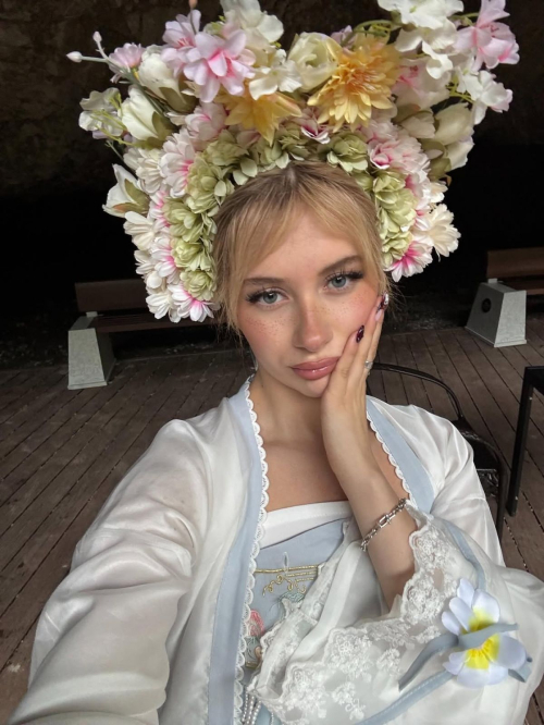 Elliana Walmsley Shares New Instagram Photos, December 2025 5