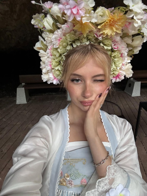 Elliana Walmsley Shares New Instagram Photos, December 2025 7