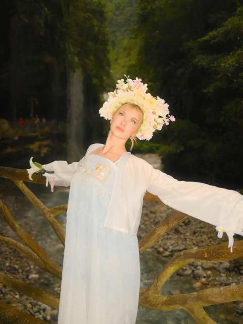 Elliana Walmsley Shares New Instagram Photos, December 2025 8