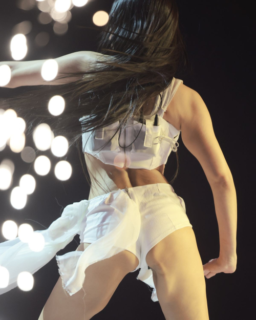 Jennie Performs Live at Melon Music Awards 2025 9