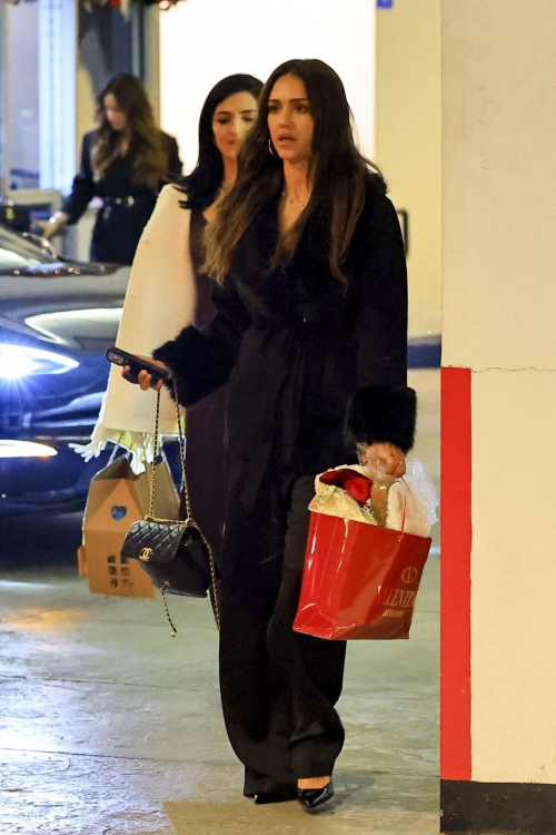 Jessica Alba Leaves E Baldi Restaurant in Beverly Hills, December 2025 3
