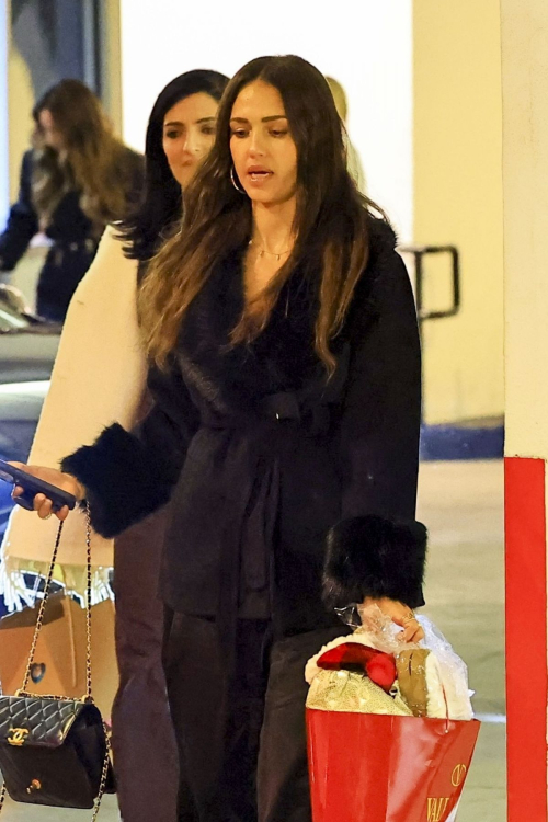 Jessica Alba Leaves E Baldi Restaurant in Beverly Hills, December 2025 5