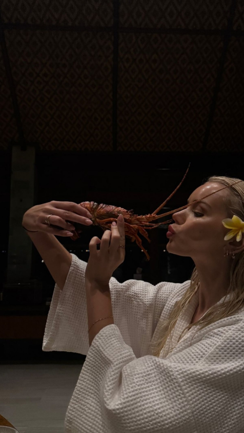 Julia Cavanagh Shares Instagram Photos Update, November 2025 1