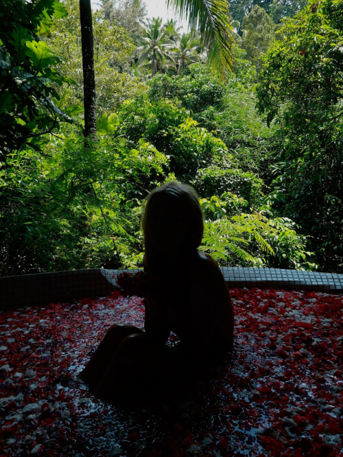 Julia Cavanagh Shares New Instagram Photos, December 2025 2