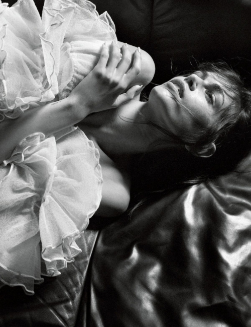 Kaia Gerber in W Magazine Art Issue, December 2025 6