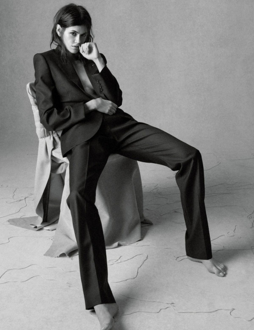 Kaia Gerber in W Magazine Art Issue, December 2025 7