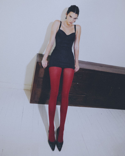 Kendall Jenner Fronts Calzedonia Holiday Campaign, December 2025