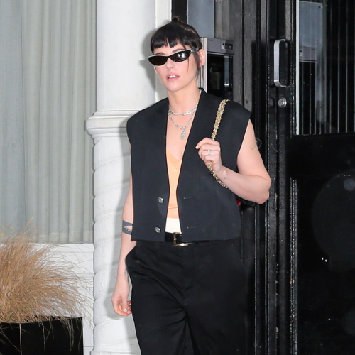 Kristen Stewart Steps Out from NYC Loft, December 2025 3