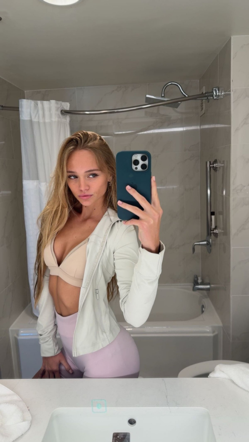 Kyla Dodds Shares Fresh Instagram Photos, December 2025 7