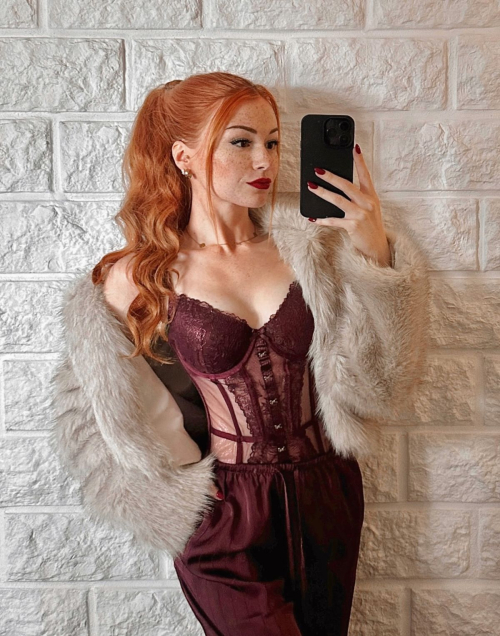 Larissa Optiz Shows New Instagram Looks, December 2025