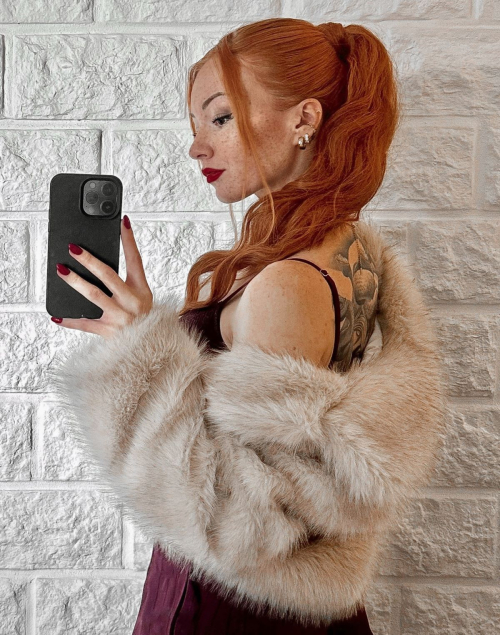 Larissa Optiz Shows New Instagram Looks, December 2025 1