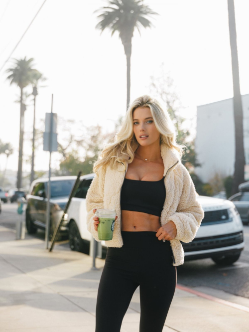 Lindsay Brewer Shares New Instagram Style, December 2025 3
