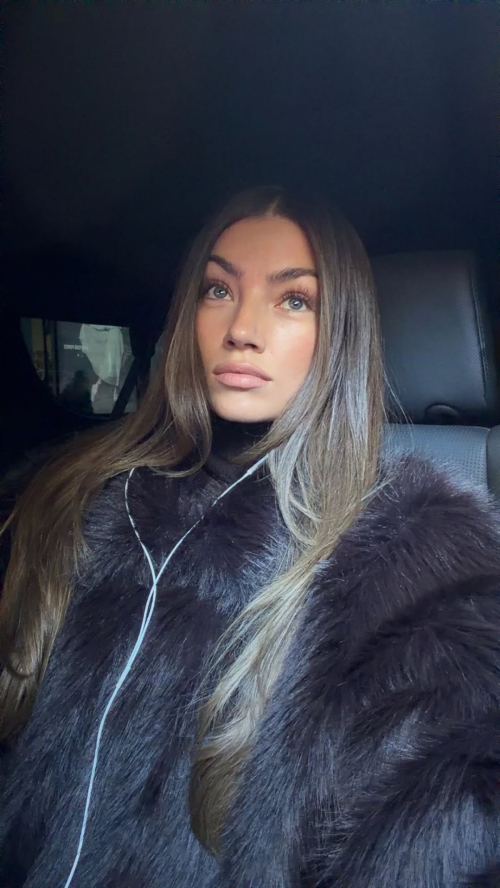 Lorena Rae Posts Fresh Instagram Photos, December 2025 1