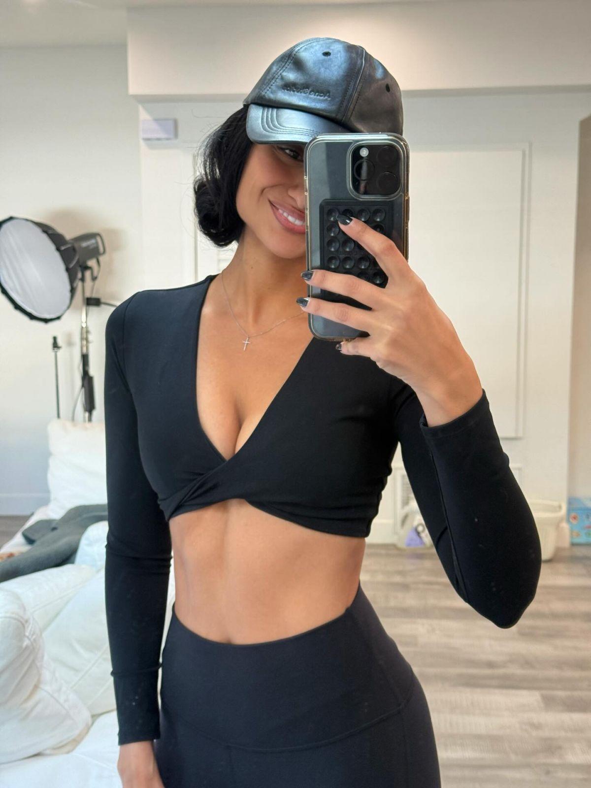 Nazanin Mandi Posts New Instagram Photos, December 2025 1