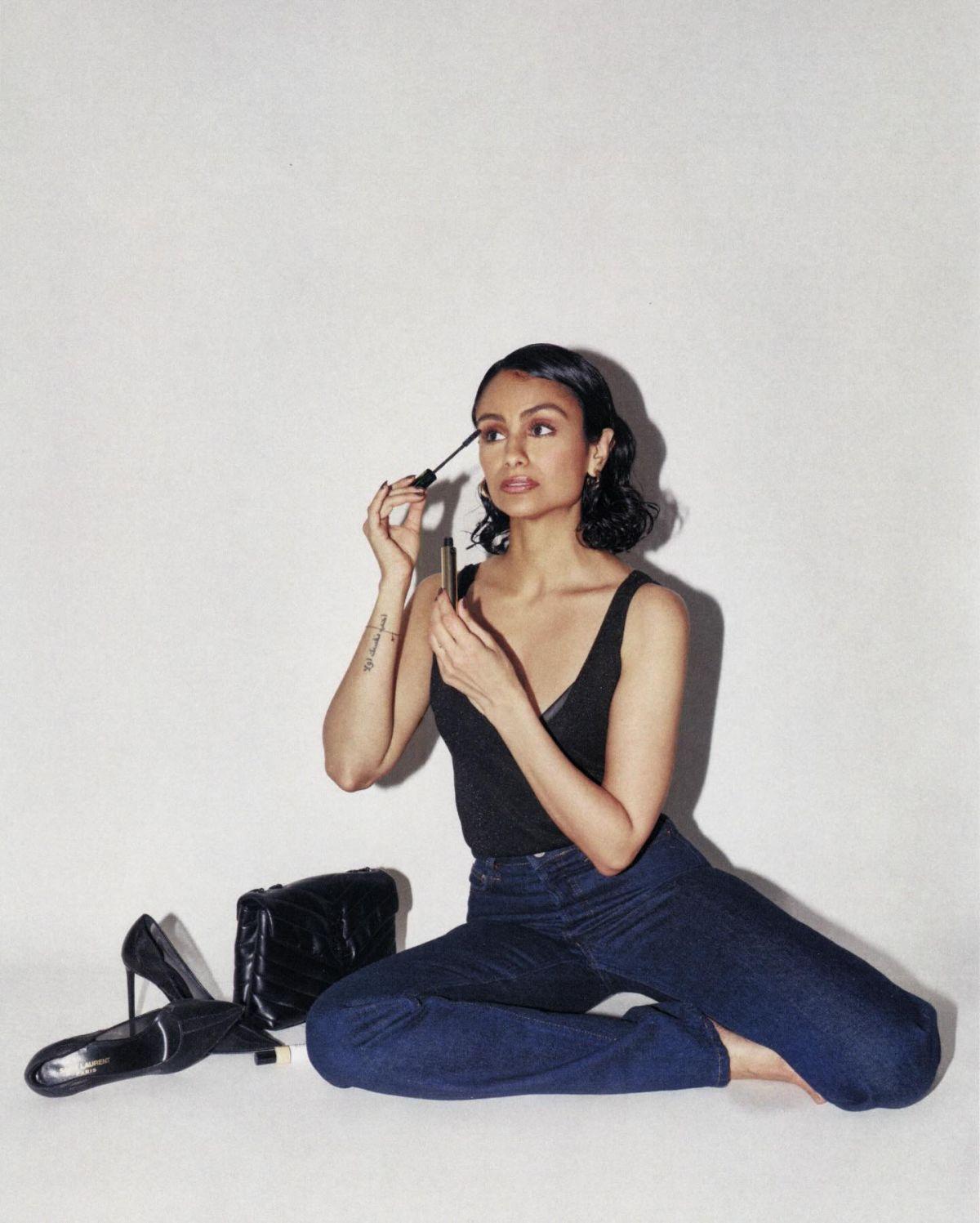 Nazanin Mandi Shares Latest Instagram Photos, December 2025 12