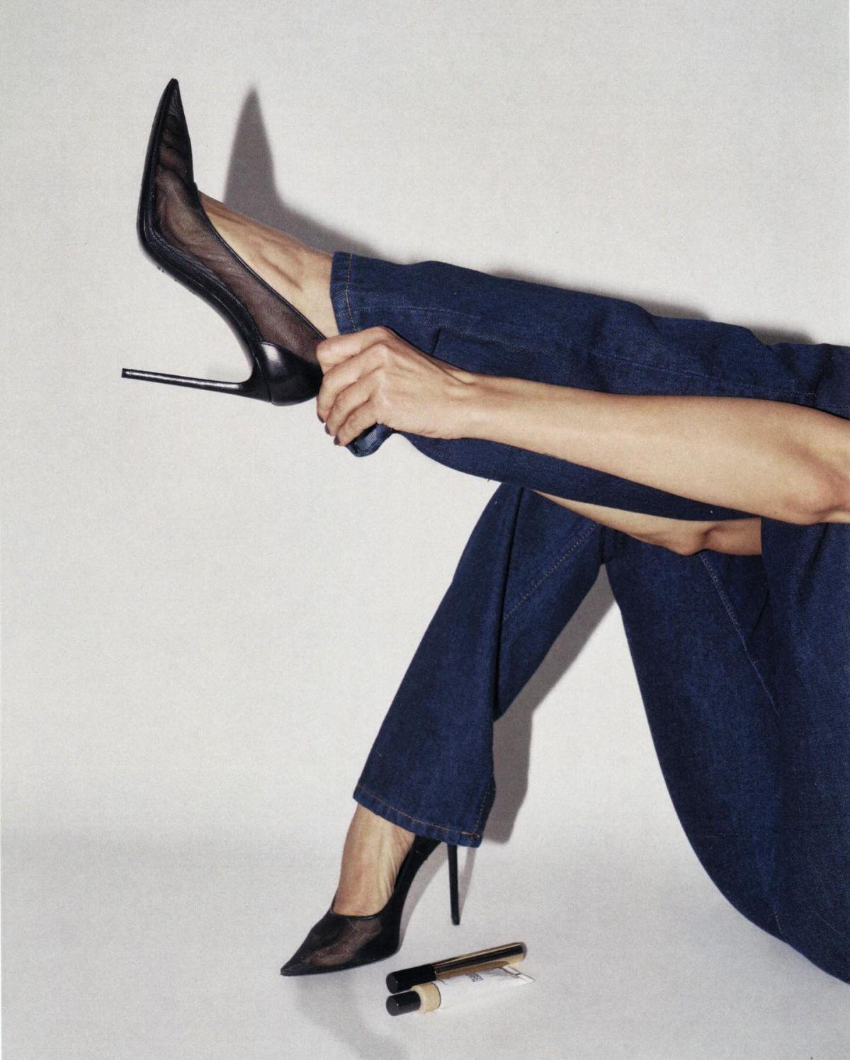 Nazanin Mandi Shares Latest Instagram Photos, December 2025 13