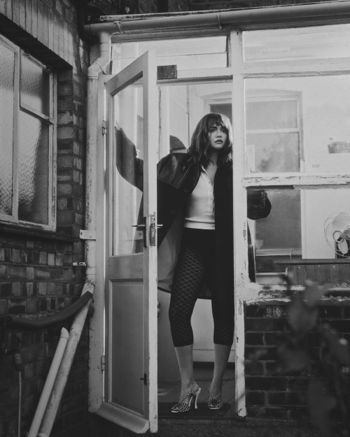 Olivia Cooke Featured in Sunday Times Style, December 2025 5