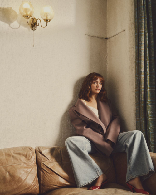 Olivia Cooke Featured in Sunday Times Style, December 2025 6