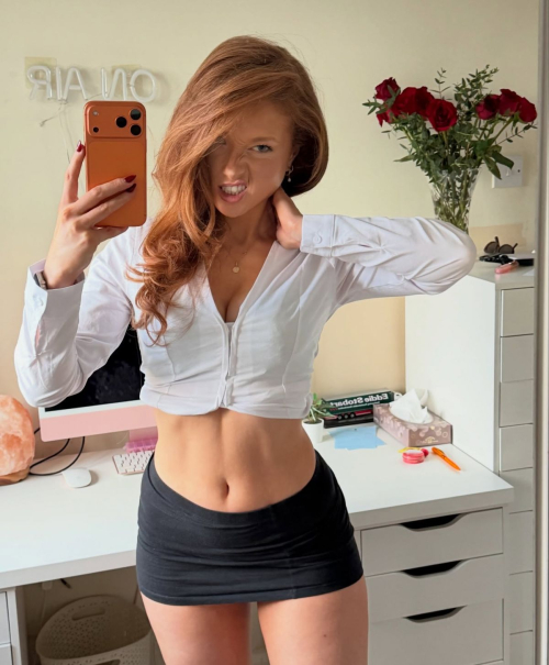 Phoebe Ginger Posts Fresh Instagram Photos, December 2025 2