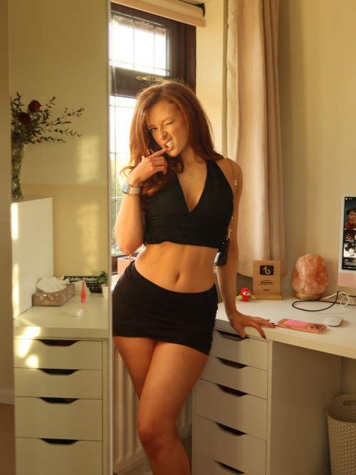 Phoebe Ginger Posts Latest Instagram Photos, December 2025 3