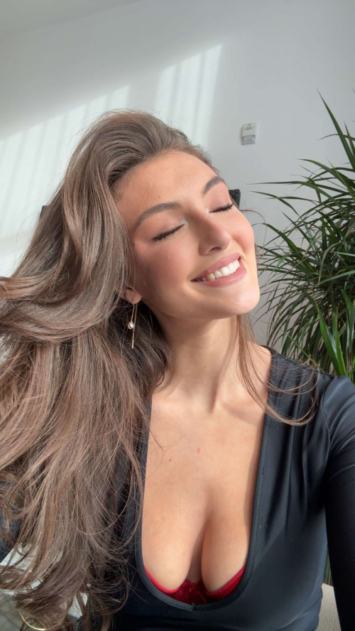 Rachel Pizzolato Shares New Instagram Photos, December 2025 5