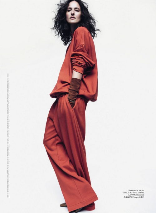 Renate Reinsve in Elle USA Women in Hollywood, November 2025 1