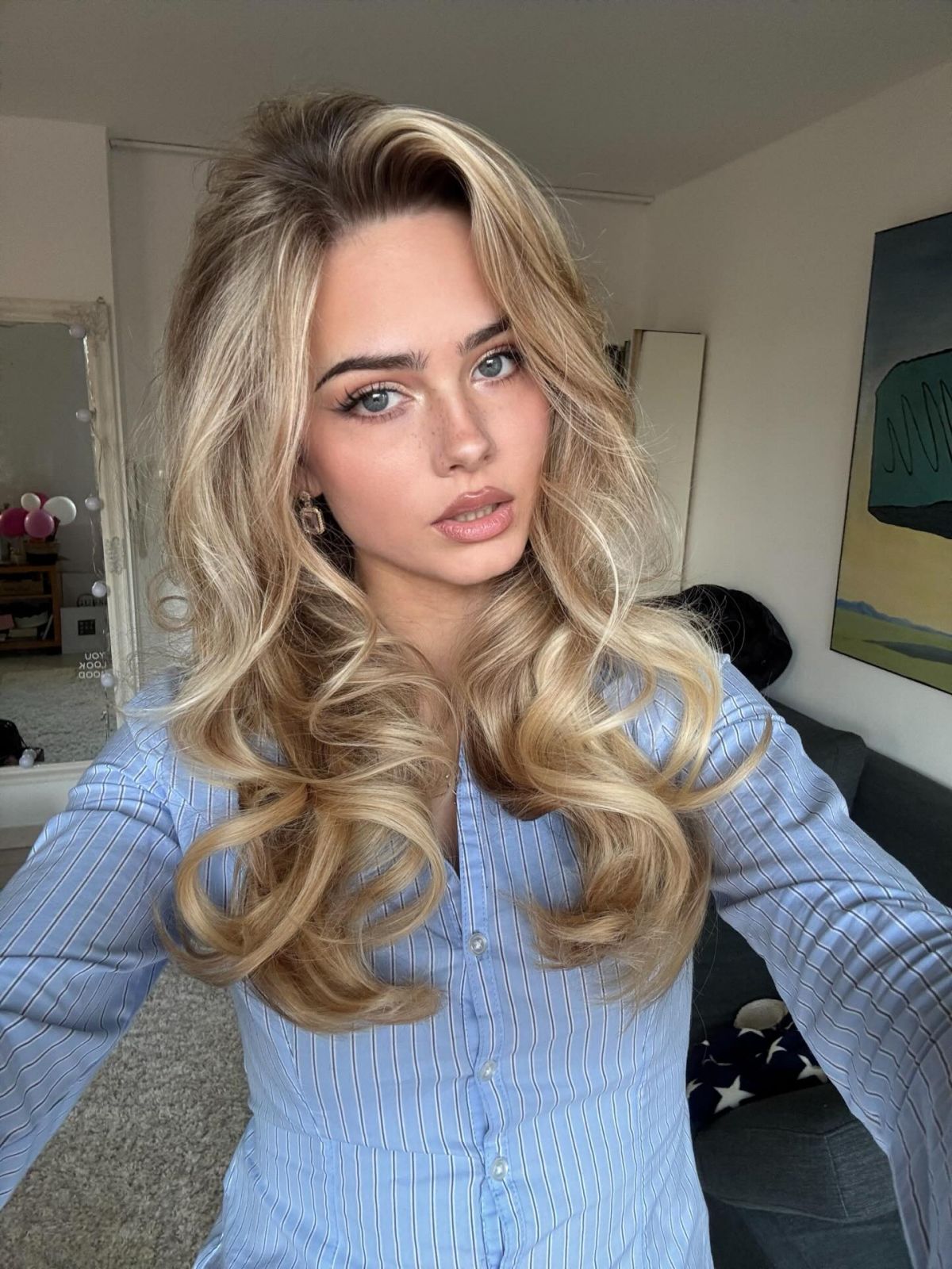 Sara Crumbleleg Posts New Instagram Photos, December 2025