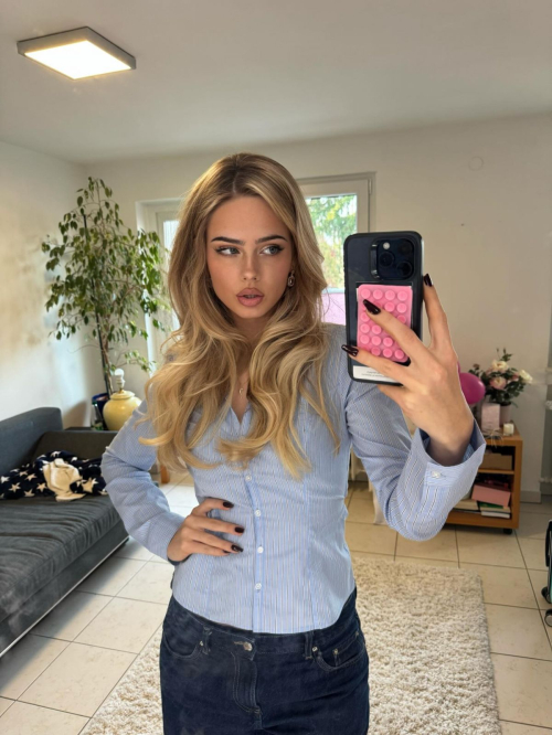 Sara Crumbleleg Posts New Instagram Photos, December 2025 1