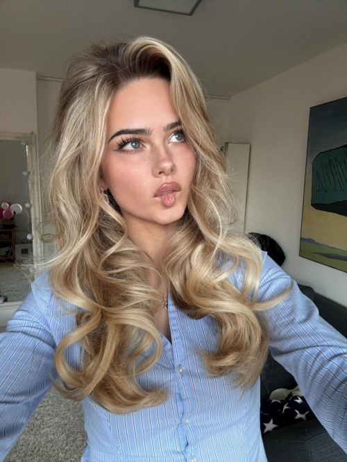 Sara Crumbleleg Posts New Instagram Photos, December 2025 2