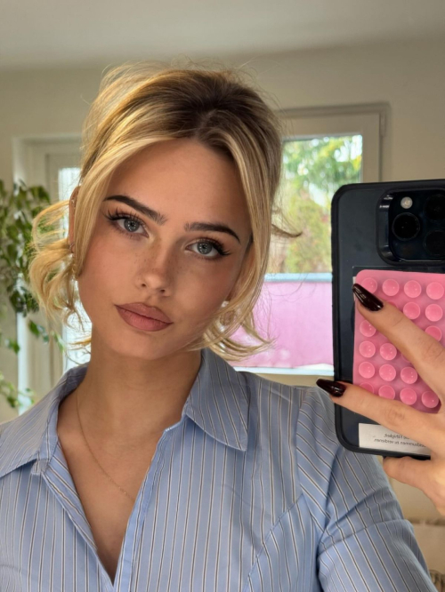 Sara Crumbleleg Posts New Instagram Photos, December 2025 3