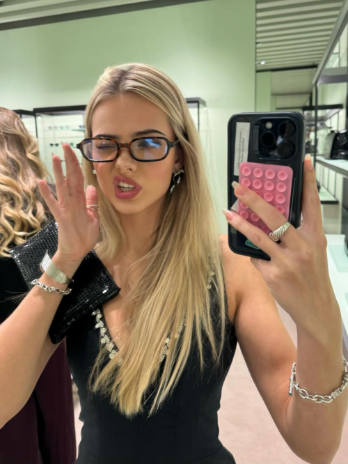 Sara Crumbleleg Shares Instagram Photo Update, November 2025