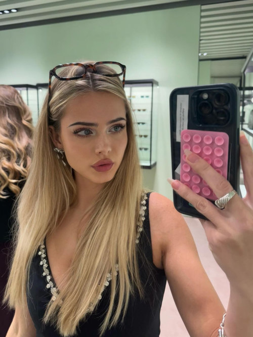 Sara Crumbleleg Shares Instagram Photo Update, November 2025 2