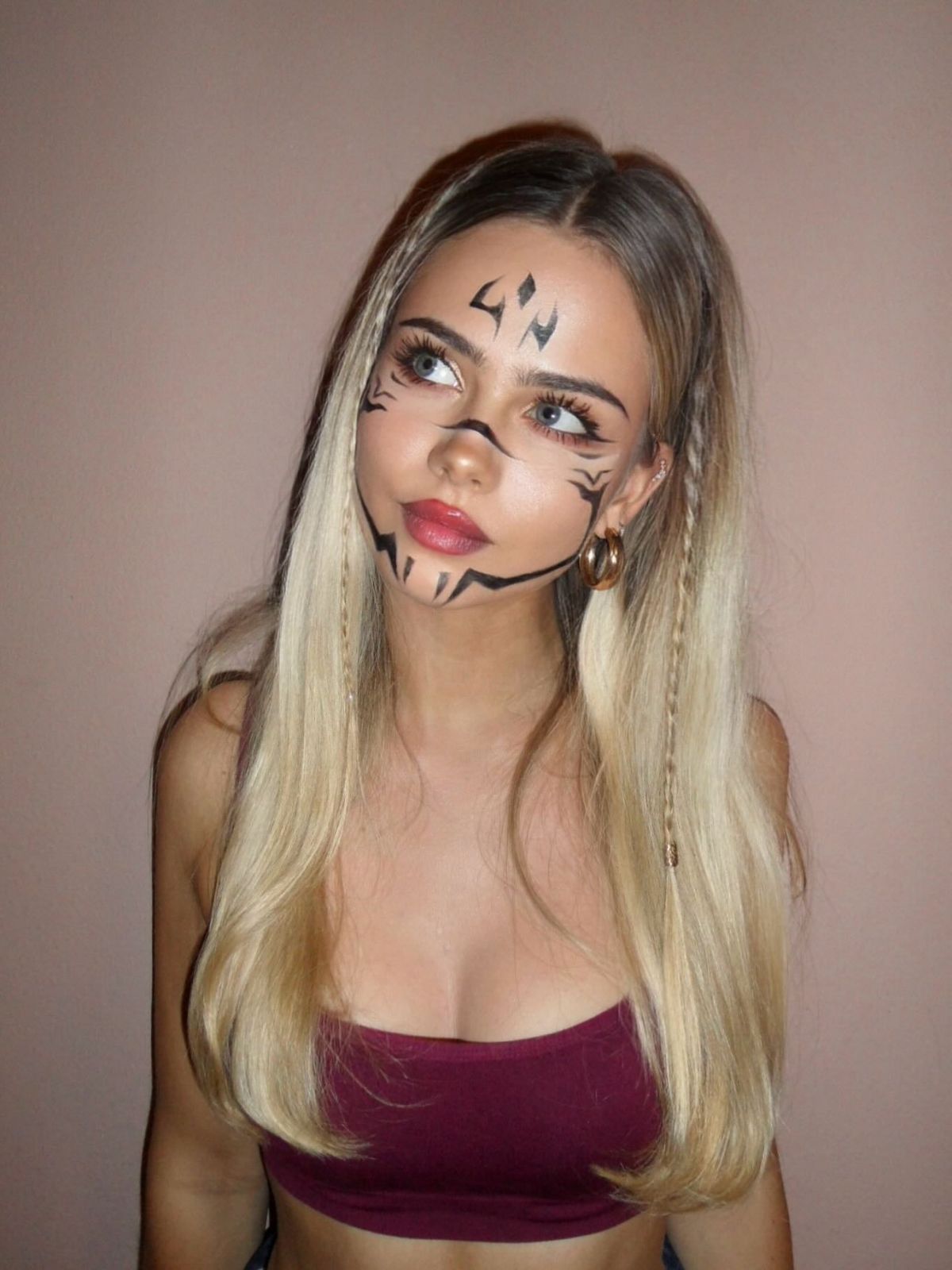 Sara Crumbleleg Shares New Instagram Photos, December 2025