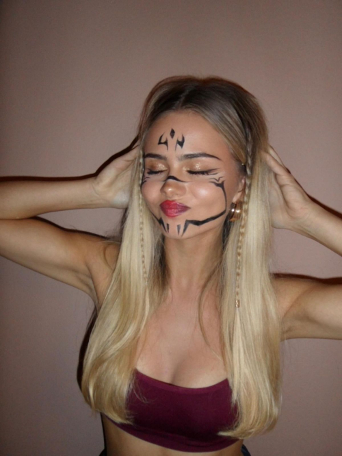 Sara Crumbleleg Shares New Instagram Photos, December 2025 1