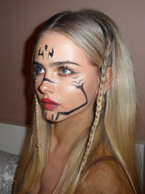 Sara Crumbleleg Shares New Instagram Photos, December 2025 2