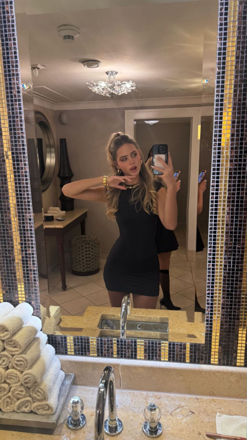 Sara Crumbleleg Shares New Instagram Photos, December 2025 2