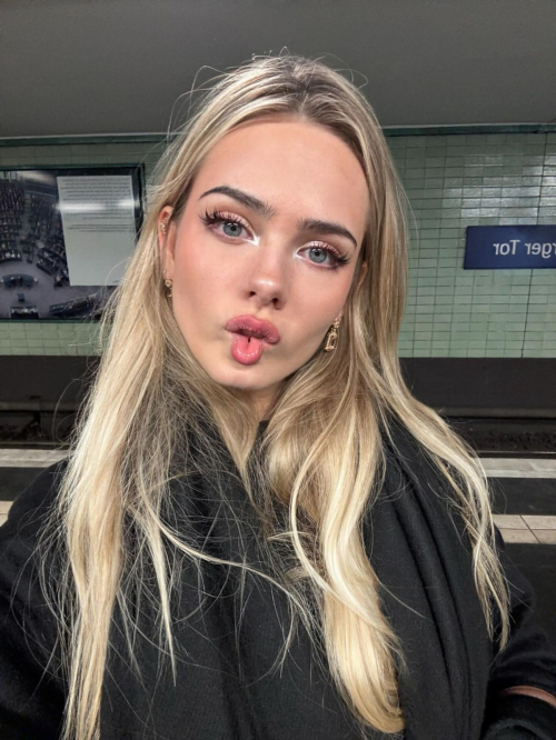 Sara Crumbleleg Shares New Instagram Photos, December 2025 3