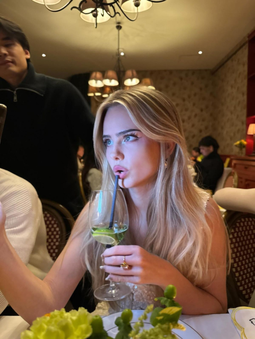 Sara Crumbleleg Shares New Instagram Photos, December 2025 5